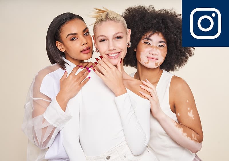 Drei Frauen in weißen Oberteilen stehen nebeneinander, ihre Hände sind sichtbar und zeigen gepflegte, lackierte Fingernägel in verschiedenen Farben, oben rechts das Instagram-Logo