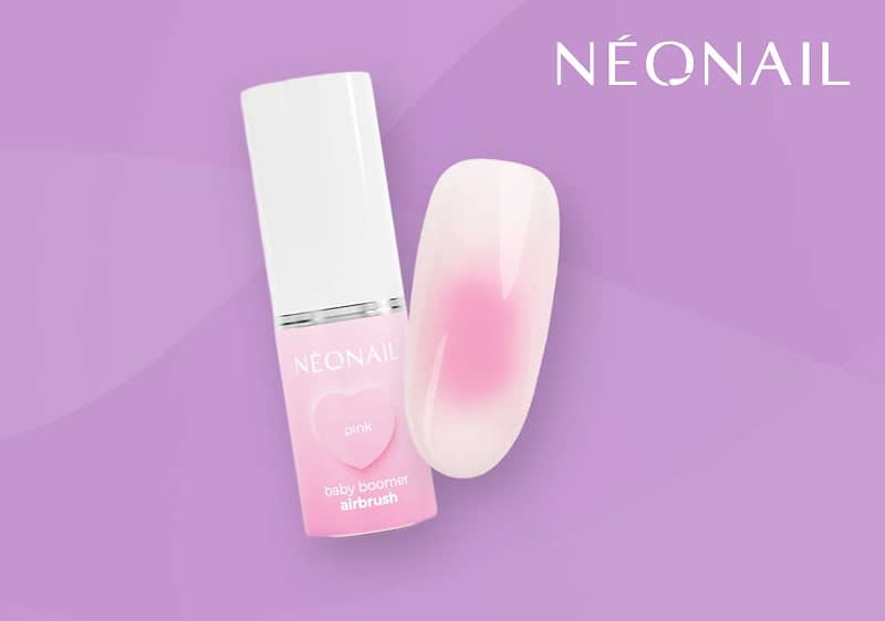 Eine rosa Nagellackflasche mit der Aufschrift „NEONAIL pink baby boomer airbrush“ neben einem künstlichen Nagel mit rosa Farbverlauf. Oben rechts steht „NEONAIL“ auf einem lila Hintergrund.