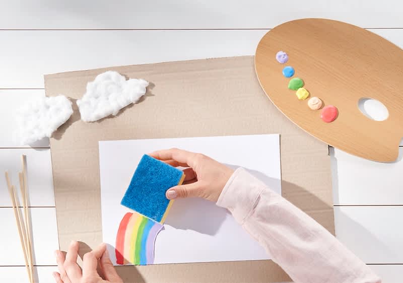Schwamm mit Farben tränken und auf Papier bringen.