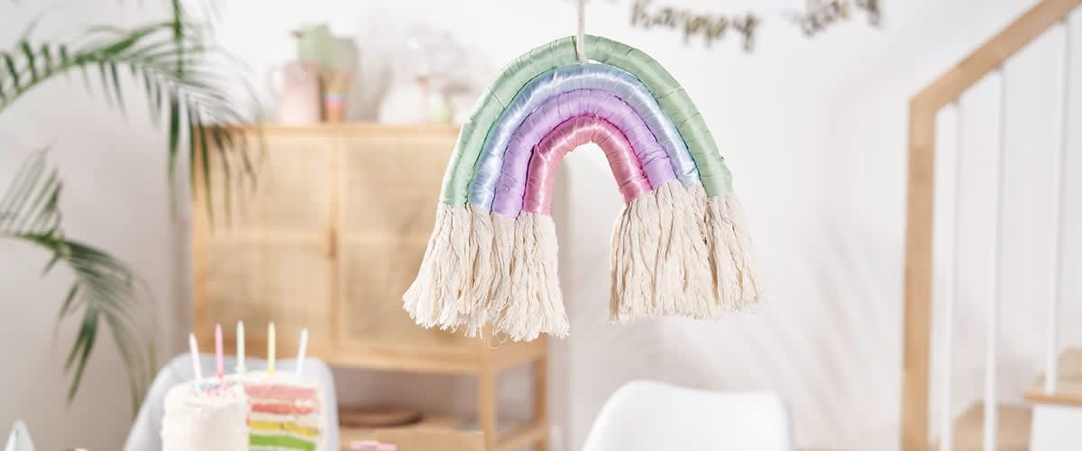 Regenbogen Mobile für den Kindergeburtstag