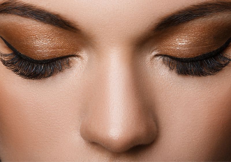 Fake Lashes aufkleben