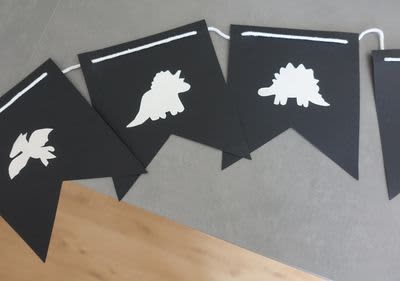 Mottoparty: Wimpelkette mit Dinos