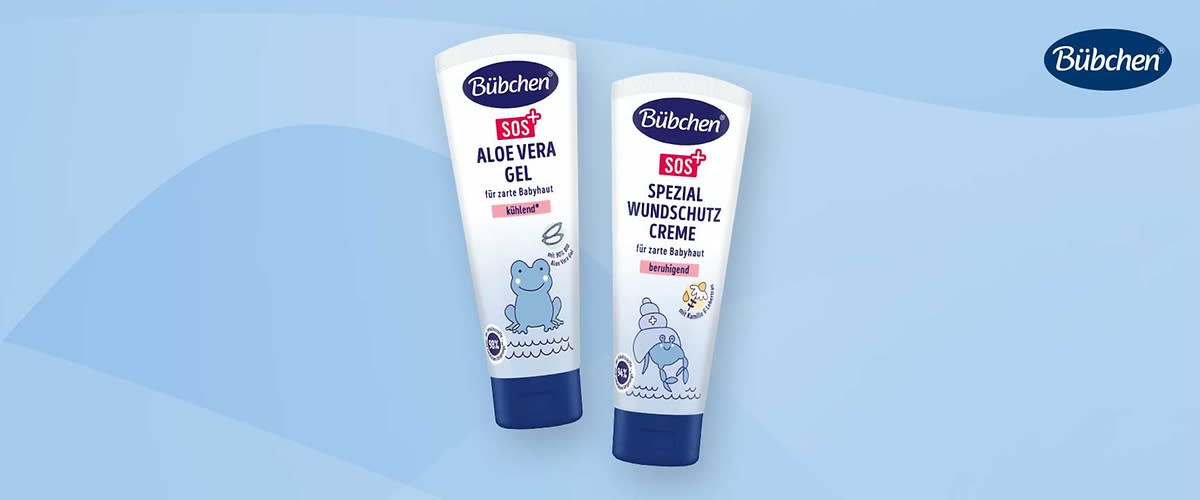 Zwei Bübchen SOS-Produkte in weißen Tuben vor blauem Hintergrund: links Aloe Vera Gel für zarte Babyhaut, rechts Spezial Wundschutz Creme für zarte Babyhaut; oben rechts Bübchen-Logo