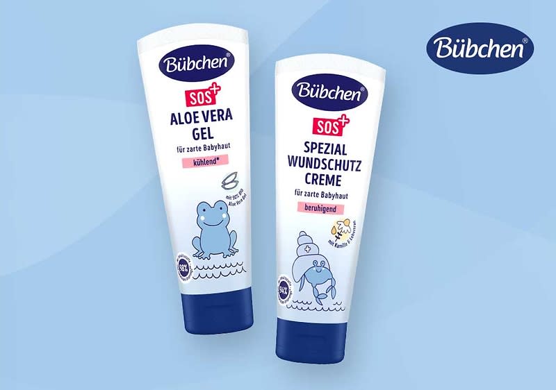 Zwei weiße Tuben der Marke Bübchen mit blauem Schraubdeckel; links „SOS+ Aloe Vera Gel für zarte Babyhaut kühlend“ mit blauem Frosch-Illustration, rechts „SOS+ Spezial Wundschutz Creme für zarte Babyhaut beruhigend“ mit blauem Bären-Illustration; blaues Bübchen-Logo oben rechts
