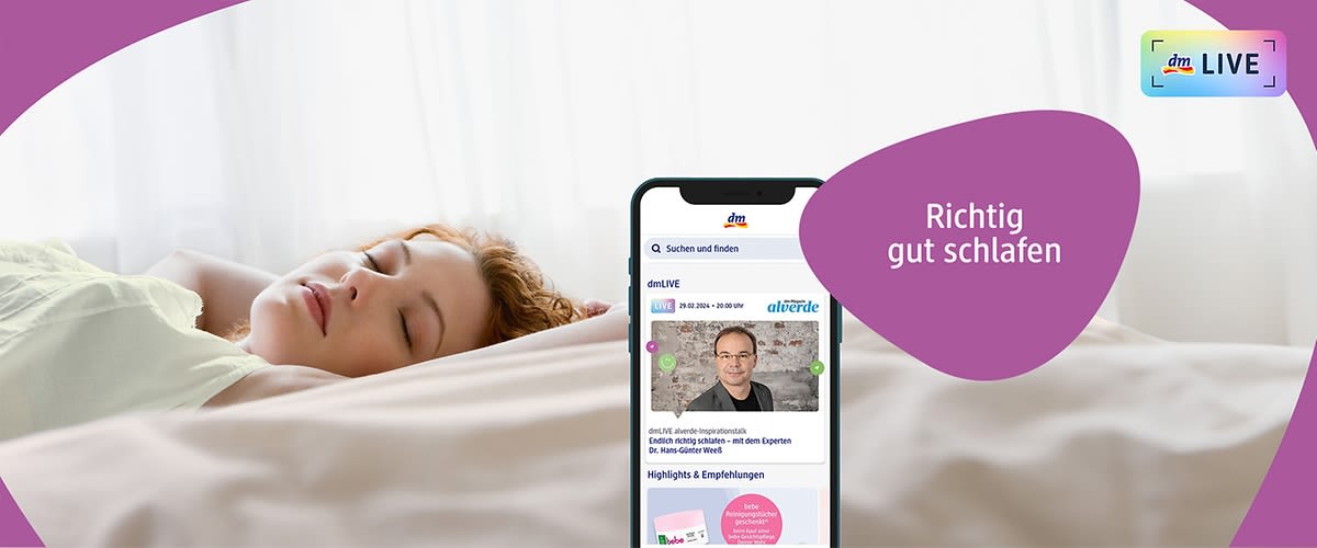 Eine Person mit lockigem, rötlichem Haar liegt auf einem Bett mit einem beigen Bettlaken, im Hintergrund sind weiße Vorhänge zu sehen, der Text Richtig gut schlafen steht in weißer Schrift auf einem lila Hintergrund in der oberen rechten Ecke, oben rechts ist ein dm LIVE-Logo mit einem Regenbogenfarbverlauf zu erkennen.