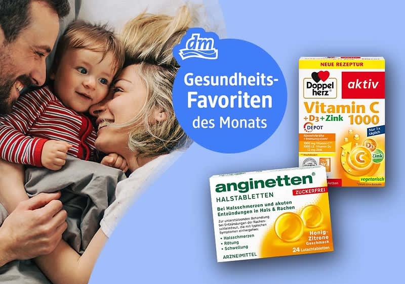 Zwei Produktverpackungen vor einem blauen Hintergrund mit dem dm-Logo, links Doppelherz Vitamin C + D3 + Zink 1000 in Gelb und Orange, rechts Mivolis Isländisch Moos Halspastillen in Weiß mit grünem Moosbild, daneben der Text „Gesundheits-Favoriten des Monats“