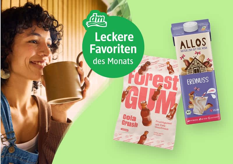 Links eine Person mit lockigem Haar, die aus einer Tasse trinkt, rechts eine grüne Fläche mit dem dm-Logo und dem Text „Leckere Favoriten des Monats“, darunter eine Packung Forest Gum Cola Crush und eine Allos Erdnuss-Drink-Verpackung