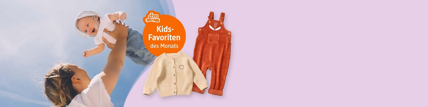Babykleidung und Eltern-Kind-Motiv: links Mutter hebt lächelnd Baby in die Luft, rechts rote Latzhose mit Hirschmotiv und beigefarbene Strickjacke mit Herzchen, darüber oranger Kreis mit dm-Logo und Text „Kids-Favoriten des Monats“