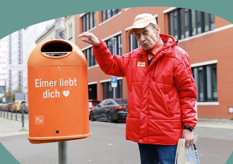 Mann sucht Flaschen in den Mülleimer