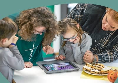 Familie schauen auf Tisch mit digitalen Medien