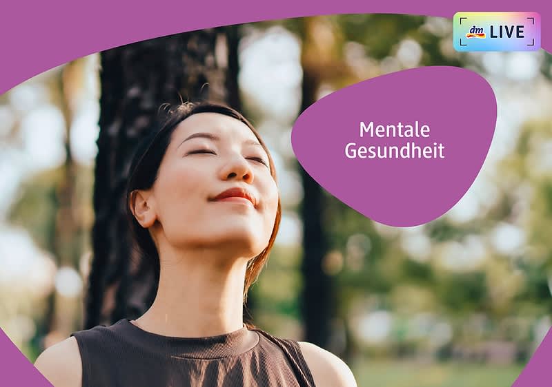 Eine Frau mit dunklem Haar steht in einem Park, trägt ein ärmelloses schwarzes Oberteil, ihr Gesicht ist unscharf gemacht, im Hintergrund sind Bäume und Grünflächen zu sehen, oben rechts befindet sich ein lila Bereich mit der Aufschrift „Mentale Gesundheit“ und das dm LIVE-Logo in der Ecke