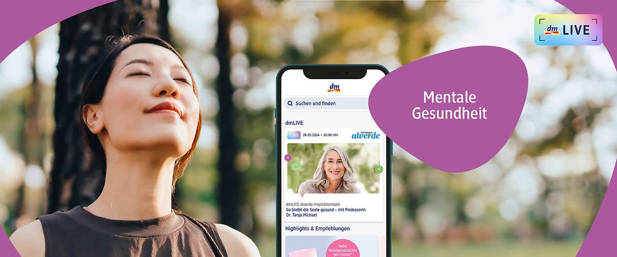 Eine Person steht im Freien vor einem unscharfen Hintergrund aus Bäumen. Der Text „Mentale Gesundheit“ ist auf einem lila Hintergrund platziert. Oben rechts befindet sich das dm LIVE-Logo.