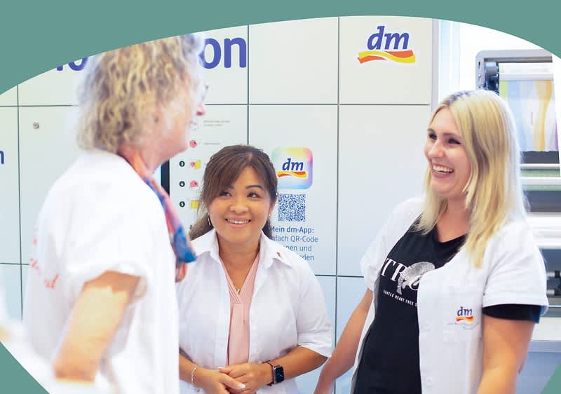 Drei Frauen sprechen miteinander