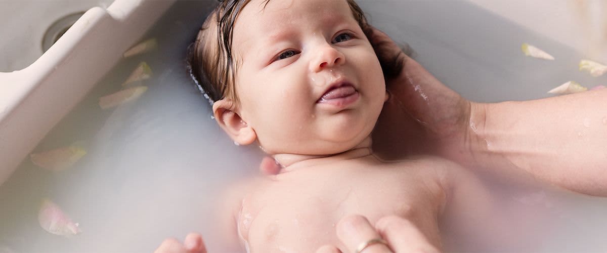Baby beim Baden