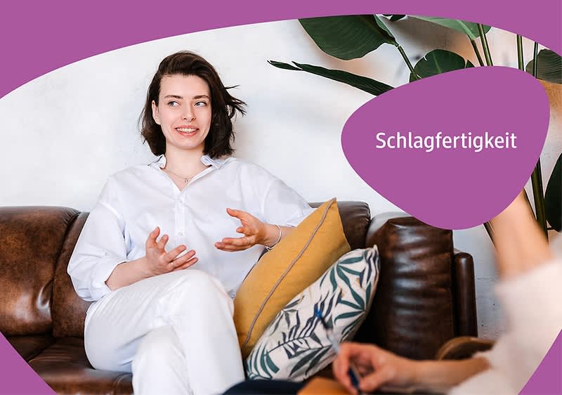 Frau in weißer Bluse und weißer Hose sitzt auf braunem Ledersofa, gestikulierend, mit gelbem und gemustertem Kissen neben sich; rechts im Bild eine Person im Vordergrund unscharf, oben rechts lila Sprechblase mit dem Wort „Schlagfertigkeit“