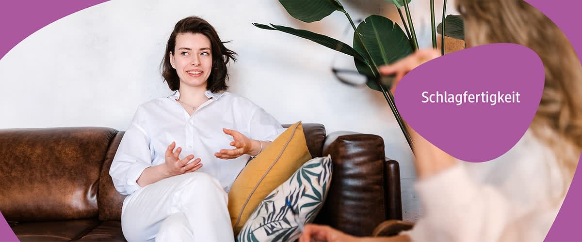 Frau in weißer Bluse und weißer Hose sitzt auf braunem Ledersofa, gestikulierend, mit gelbem und gemustertem Kissen neben sich; rechts im Bild eine Person im Vordergrund unscharf, oben rechts lila Sprechblase mit dem Wort „Schlagfertigkeit“