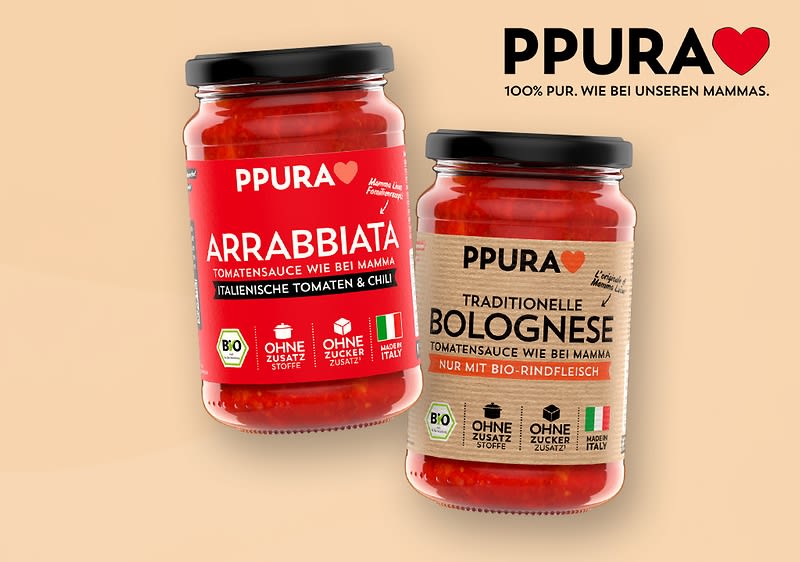 Zwei Glasgläser mit roter Tomatensauce der Marke PPURA; links rote Etikette „Arrabbiata Tomatensauce wie bei Mamma Italienische Tomaten & Chili“, rechts beige Etikette „Traditionelle Bolognese Tomatensauce wie bei Mamma nur mit Bio-Rindfleisch“, oben rechts Markenname PPURA mit rotem Herz