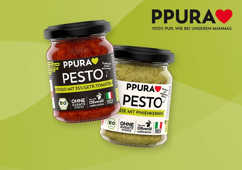 Zwei Glasgläser Pesto der Marke PPURA, links rotes Pesto mit Aufschrift „PESTO ROSSO MIT 35% GETR. TOMATEN“, rechts grünes Pesto mit Aufschrift „PESTO GENOVESE MIT PINIENKERNEN“, beide mit schwarzem Deckel und PPURA-Logo oben rechts auf grünem Hintergrund