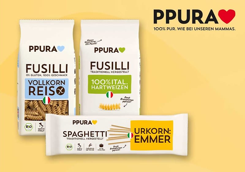 Drei Packungen PPURA Pasta: links Fusilli Vollkornreis in weißer Verpackung mit blauem Feld, mittig Fusilli 100% ital. Hartweizen in weißer Verpackung mit grünem Feld, vorn Spaghetti Urkorn Emmer in weiß-gelber Verpackung, rechts oben PPURA-Logo mit Herz und Slogan