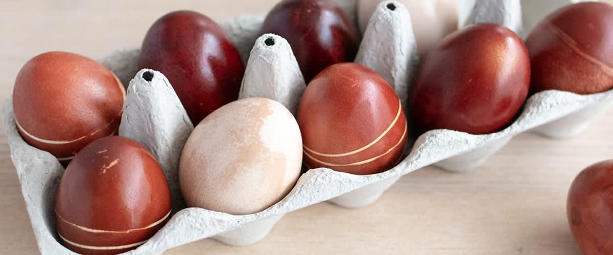 Ostereierfärben mit Zwiebelschalen Aufmacher