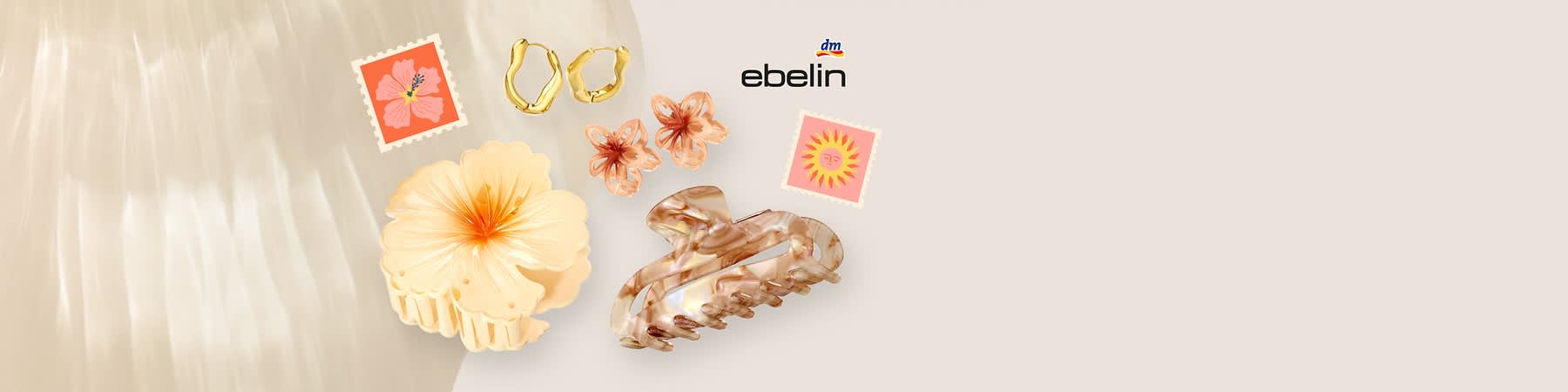 Mehrere Haarschmuckstücke auf hellem Hintergrund: eine große perlmuttfarbene Haarspange mit geklammertem Design rechts, links eine cremefarbene, blütenförmige Haarklammer, oben zwei goldfarbene Creolen und zwei kleine transparente Blüten-Haarspangen mit roségoldenen Akzenten, außerdem zwei quadratische Aufkleber mit Blumenmotiven; rechts oben das Markenlogo ebelin ohne Punkt am Satzende