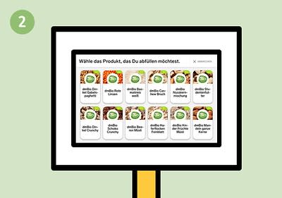 Ein Bildschirm zeigt eine Auswahl an Produkten, die abgefüllt werden können, darunter dmbio Basismüsli, dmbio Rote Linsen, dmbio Cashewkerne, dmbio Knuspermüsli Schoko, dmbio Haferflocken Feinblatt, dmbio Knuspermüsli Crunchy, dmbio Müsli Crunchy Schoko, dmbio Müsli Frucht Feinblatt, dmbio Kichererbsen, dmbio Mandeln ganze Kerne, alle mit dem grünen dmbio-Logo versehen, oben steht der Text Wähle das Produkt, das Du abfüllen möchtest