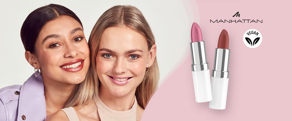 Zwei geöffnete Lippenstifte in weißen Tuben, links hellrosa, rechts rotbraun, oben rechts Markenlogo „Manhattan“ und rundes Symbol mit Aufschrift „Vegan“