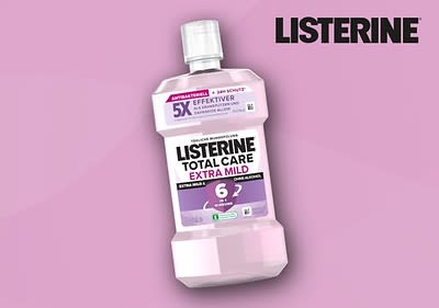 Eine transparente Mundspülungsflasche mit lila Etikett und der Aufschrift „Listerine Total Care Extra Mild“ auf rosa Hintergrund. Oben rechts steht „Listerine“ in schwarzer Schrift