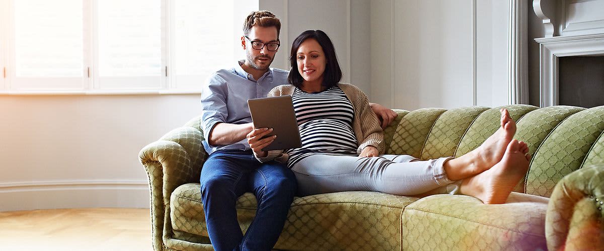 Paar sucht digitale Geburtsvorbereitungs- und Rückbildungskurse im Internt