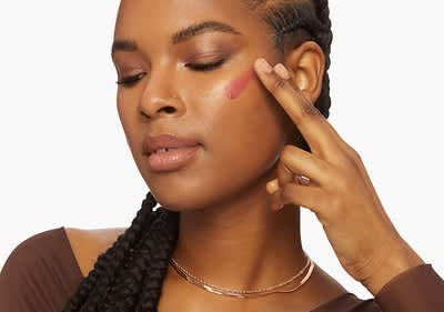 Anschließend kannst Du mit den Fingern, einem Pinsel oder Beauty-Schwämmchen verblenden.