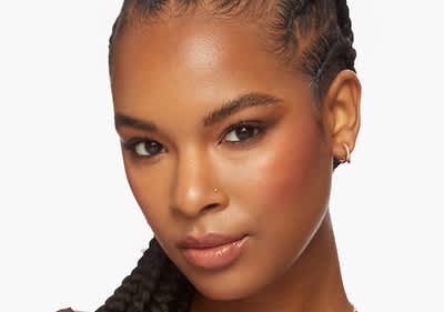 Für eine höhere Deckkraft kann der flüssige Blush auch in mehreren Schichten aufgetragen werden.