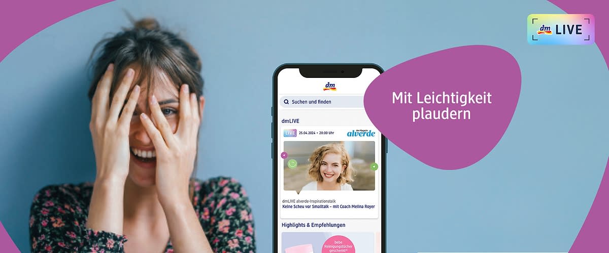 Eine Frau mit braunen Haaren, die zu einem lockeren Dutt gebunden sind, sitzt vor einer blauen Wand und hält ihre Hände vor ihr Gesicht, sie trägt ein geblümtes Oberteil, rechts oben im Bild steht in einem lila Feld der Text Mit Leichtigkeit plaudern und daneben befindet sich das dmLIVE-Logo mit einem kleinen Regenbogenrahmen.