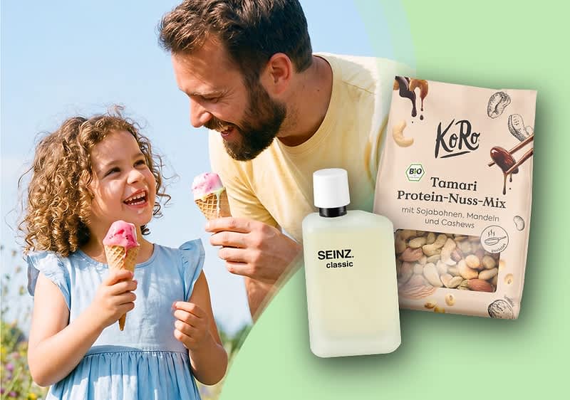 Vater und kleines Mädchen essen Eis am Stiel im Freien; daneben eine weiße Flasche mit der Aufschrift „SEINZ. classic“ und eine Packung „KeRo Tamari Protein-Nuss-Mix“ mit abgebildeten Nüssen auf der Verpackung
