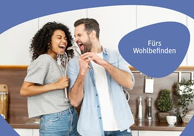 Frau  mit Mann singend in der Küche