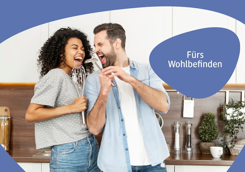 Frau  mit Mann singend in der Küche