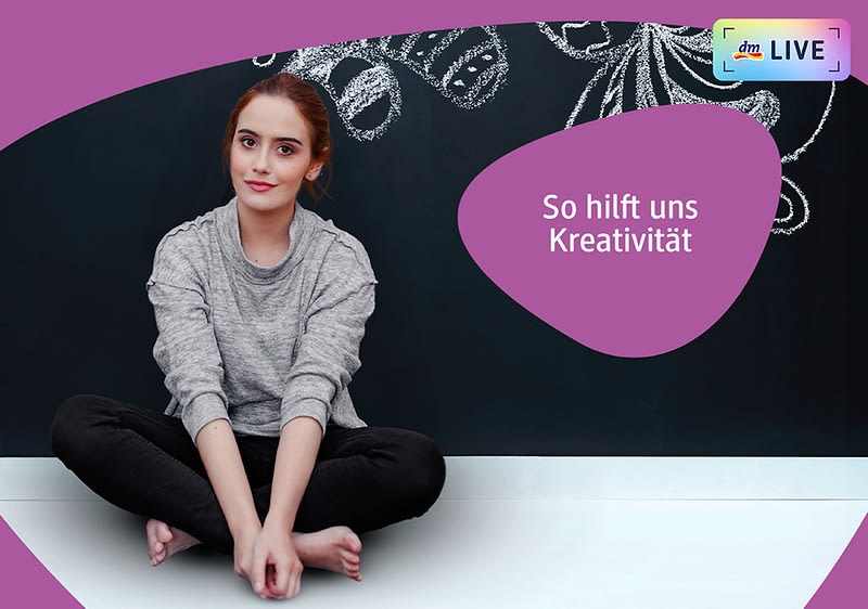 Frau sitzt im Schneidersitz