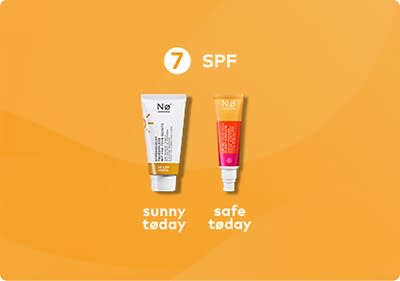 Zwei Tuben Sonnencreme auf einem orangefarbenen Hintergrund, links eine größere weiße Tube mit einem gelben Streifen und der Aufschrift sunny today, rechts eine kleinere orangefarbene Tube mit der Aufschrift safe today, darüber der Text 7 SPF in weißer Schrift.