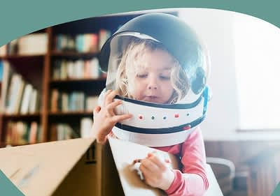 Kind als Astronaut verkleidet