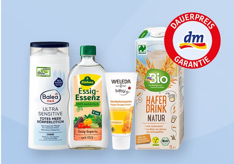 Vier Produkte vor einem blauen Hintergrund, von links nach rechts: Eine weiße Balea med Flasche mit der Aufschrift „Ultra Sensitive Totes Meer Körperlotion“, eine Flasche Kühne Essig-Essenz mit grünem Deckel und der Aufschrift „Essig-Experte seit 1722“, eine Tube Weleda Mundschutzcreme mit der Aufschrift „Happy Orange“, eine Packung dm Bio Haferdrink Natur mit der Aufschrift „Haferdrink Natur“ und einem grünen Bio-Siegel, oben rechts ein rotes dm Dauerpreis Garantie Logo