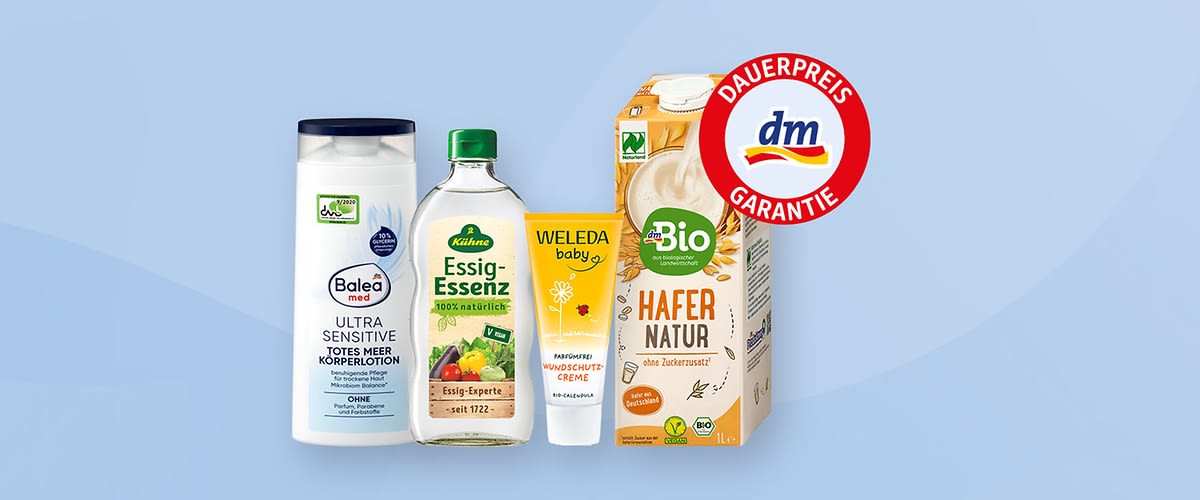 Vier Produkte vor einem blauen Hintergrund, von links nach rechts: Eine weiße Balea med Flasche mit der Aufschrift „Ultra Sensitive Totes Meer Körperlotion“, eine Flasche Kühne Essig-Essenz mit grünem Deckel und der Aufschrift „Essig-Experte seit 1722“, eine Tube Weleda Mundschutzcreme mit der Aufschrift „Happy Orange“, eine Packung dm Bio Haferdrink Natur mit der Aufschrift „Haferdrink Natur“ und einem grünen Bio-Siegel, oben rechts ein rotes dm Dauerpreis Garantie Logo