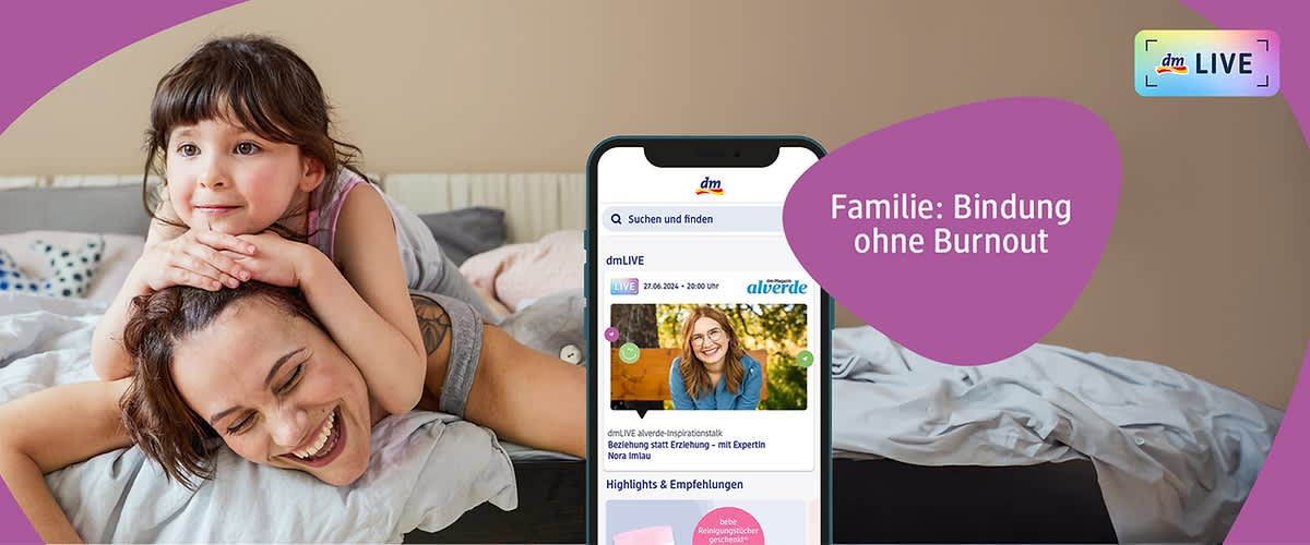 Ein Kind mit braunen Haaren liegt auf einem Bett und stützt sich auf die Schultern einer erwachsenen Person, die tätowierte Arme hat, während im Hintergrund ein lila Banner mit der Aufschrift Familie: Bindung ohne Burnout
