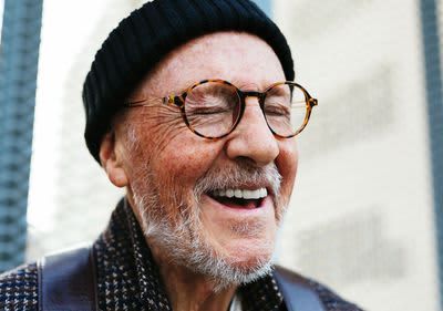 älterer Mann mit Brille