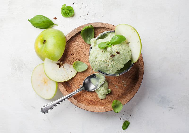 Apfeleis mit Basilikum