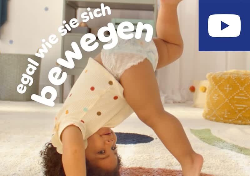 Baby schlägt einen Purzelbaum, darüber der Text egal wie sie sich bewegen
