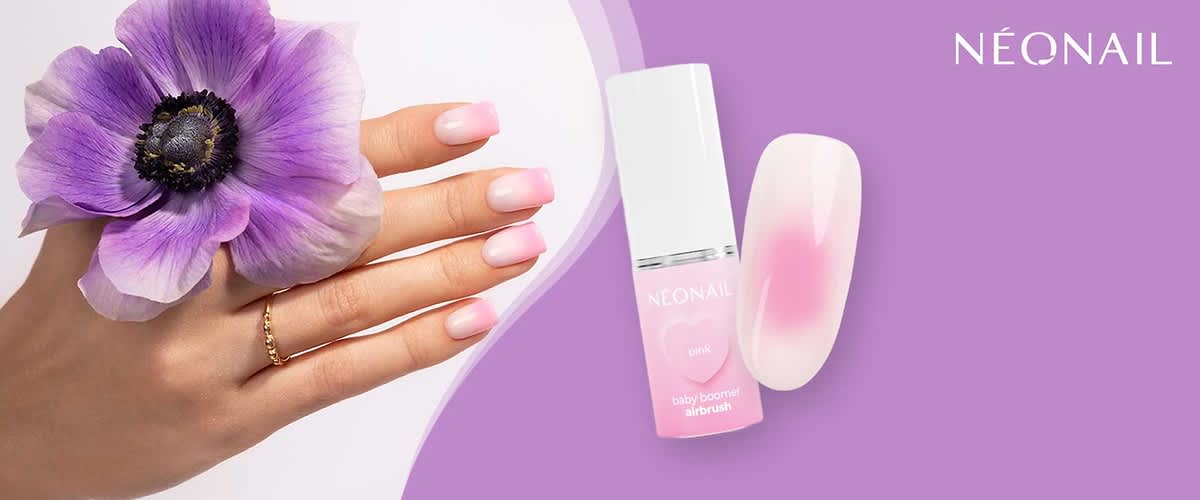 Eine rosa Nagellackflasche mit der Aufschrift „NEONAIL baby boomer airbrush pink“ neben einem Nagel mit rosa Farbverlauf. Oben rechts das Logo von NEONAIL