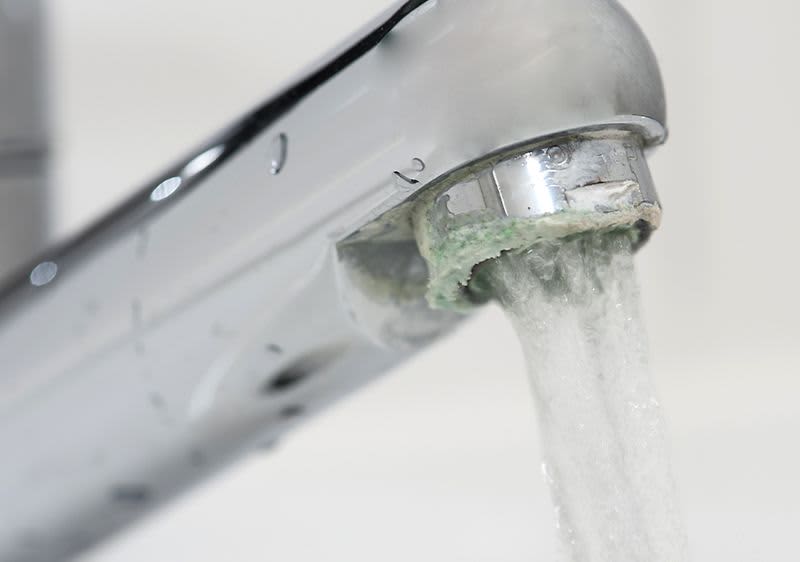 Wasserhahn entkalken: Essig auf Wattepad