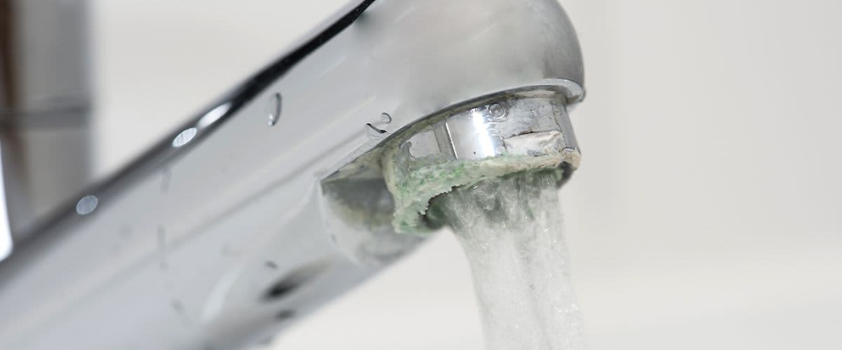 Wasserhahn entkalken: Essig auf Wattepad