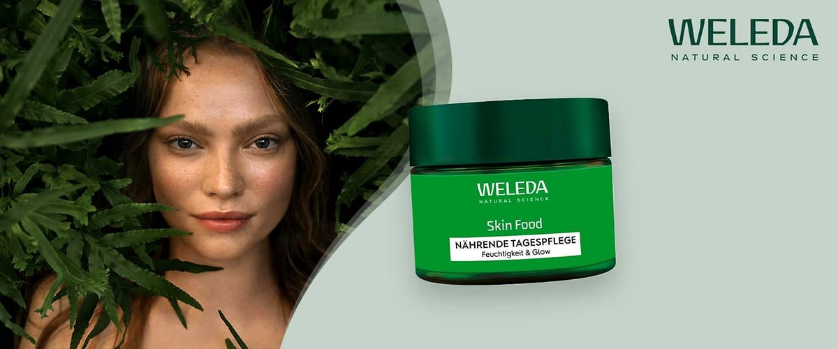Eine grüne Cremedose mit der Aufschrift „Weleda Skin Food Nährende Tagespflege Feuchtigkeit & Glow“ und dem Weleda-Logo oben rechts