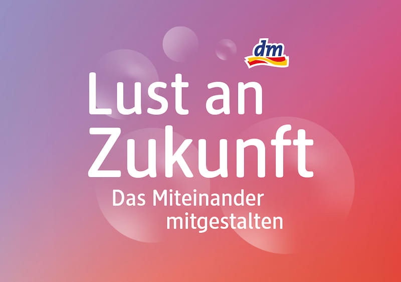 dm-Logo oben rechts, großer weißer Text „Lust an Zukunft“ und darunter „Das Miteinander mitgestalten“ vor farbigem Verlaufshintergrund