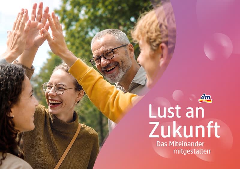 dm-Logo oben rechts, großer weißer Text „Lust an Zukunft“ und darunter „Das Miteinander mitgestalten“ vor farbigem Verlaufshintergrund. Bild mithilfe von KI erstellt